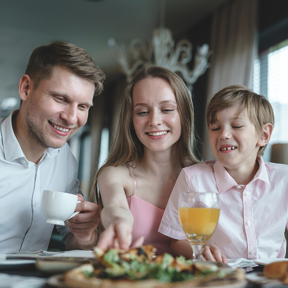 familia-almorzando-en-el-restaurante