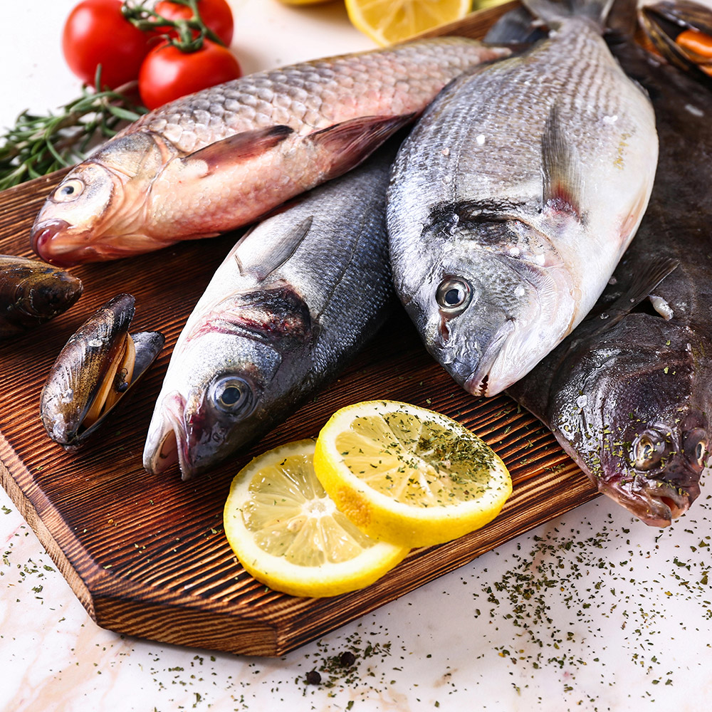 junta-mariscos-frescos-en-la-mesa