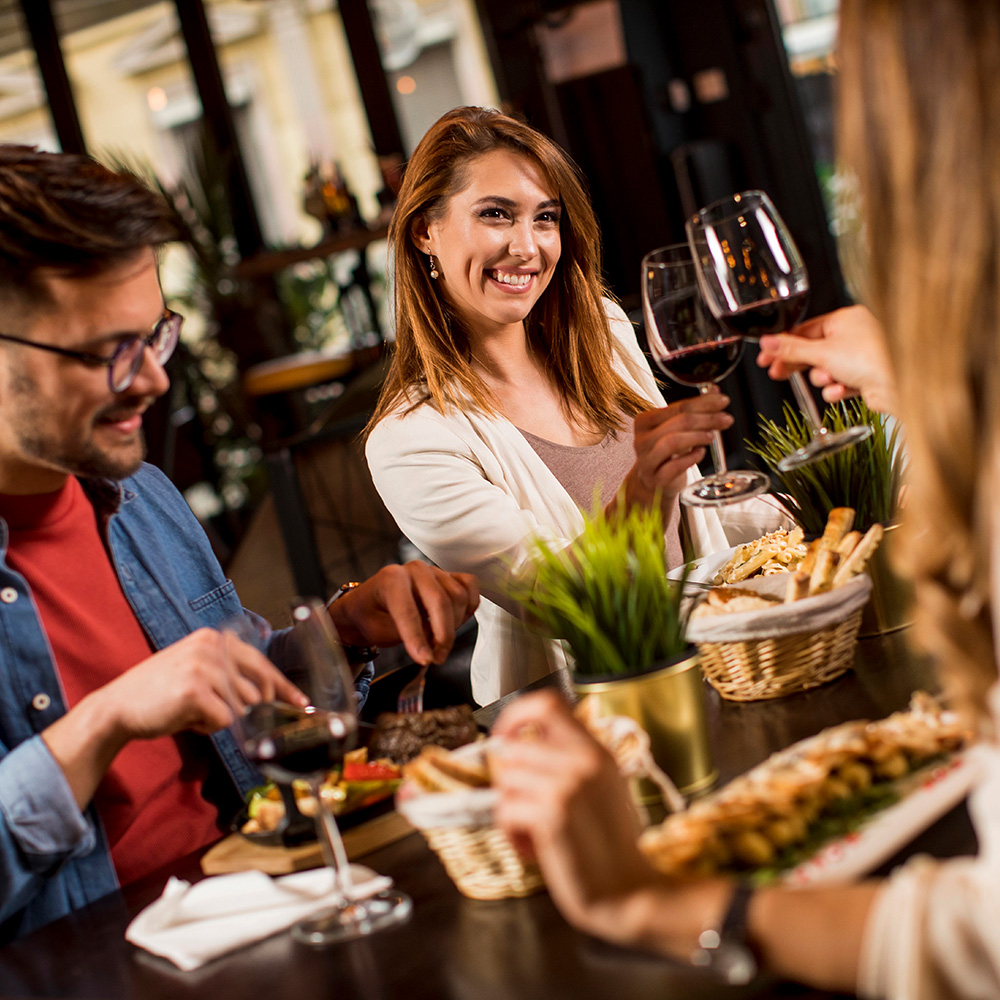 grupo-de-personas-felices-compartiendo-en-restaurante